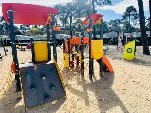 Herní místnost nebo prostor pro děti v ubytování MOBIL HOME 3 ch CONFORT PLUS - Camping 4 étoiles LA PIGNADE