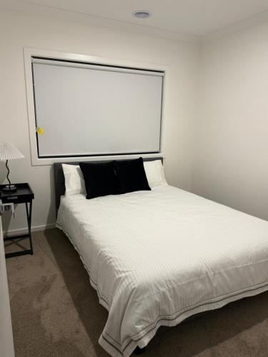 Ένα ή περισσότερα κρεβάτια σε δωμάτιο στο Premium 4BR Home Near Nature & Shops