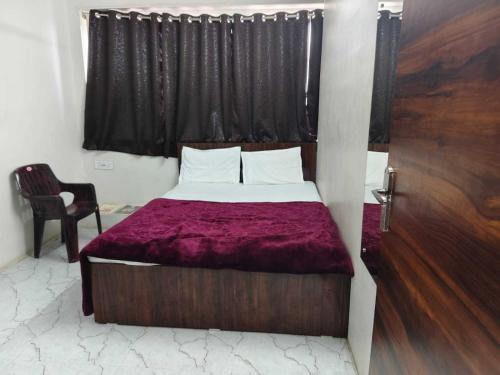 ビラースプルにあるHotel O Luxelineのベッドルーム(紫色の掛け布団付きのベッド1台付)