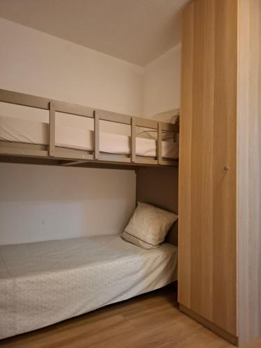 een kleine kamer met 2 stapelbedden bij Très bel appartement dans le centre d'Isola 2000 avec balcon exposé sud ouest in Isola 2000