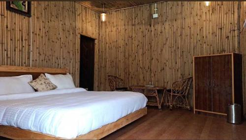 Postel nebo postele na pokoji v ubytování Spot on Naro Eco Resort