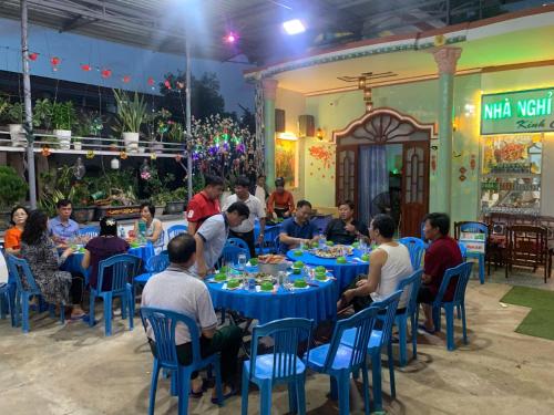 een groep mensen die aan tafels in een restaurant zitten bij Nhà Nghỉ Việt Thắng Dinh Thầy Thím in La Gi
