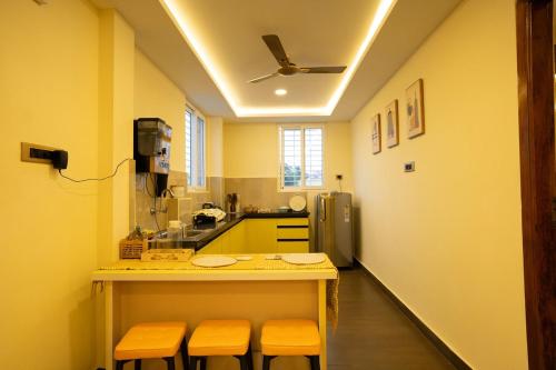 TV a/nebo společenská místnost v ubytování Yellow home stay-10min walk to kanyakumari beach