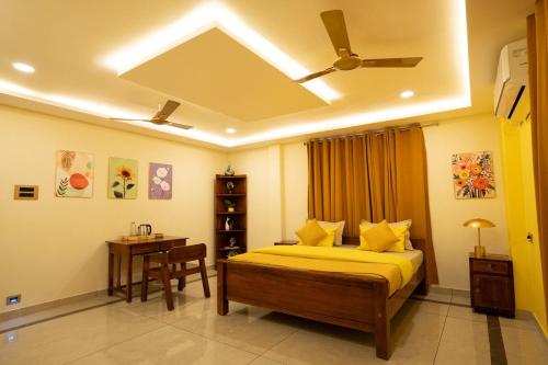 Postel nebo postele na pokoji v ubytování Yellow home stay-10min walk to kanyakumari beach