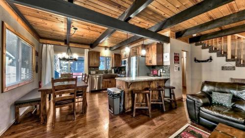 una cucina e un soggiorno con tavolo e sedie di COH0809 - Brule Haven home a Lake Tahoe Airport