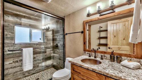 un bagno con lavandino, doccia e WC di COH0809 - Brule Haven home a Lake Tahoe Airport