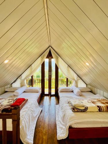 Ένα ή περισσότερα κρεβάτια σε δωμάτιο στο Cabin Veri Dieng By Villafamilyhouse