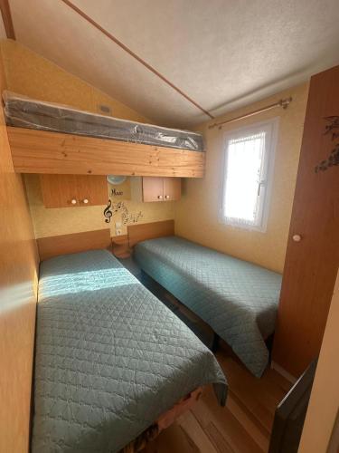 a small room with two bunk beds and a window at Fantastic house in Aldeia Nova