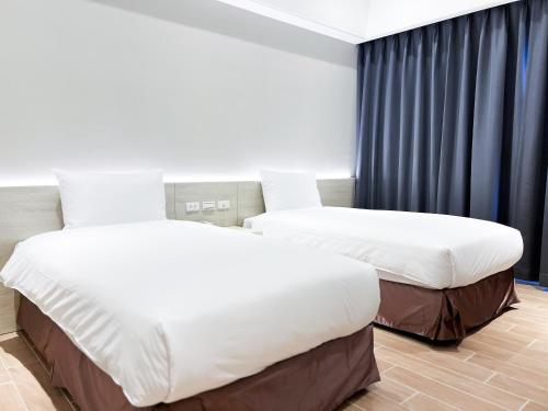 台東市にあるMille Rich Hotelのホテルルーム ベッド2台付 窓のそば