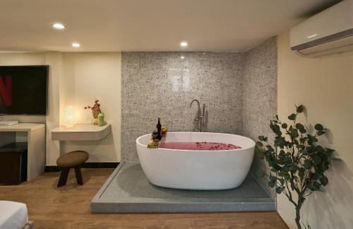 Φωτογραφία από το άλμπουμ του Secret Garden Hotel Phan Xich Long στην Πόλη Χο Τσι Μινχ