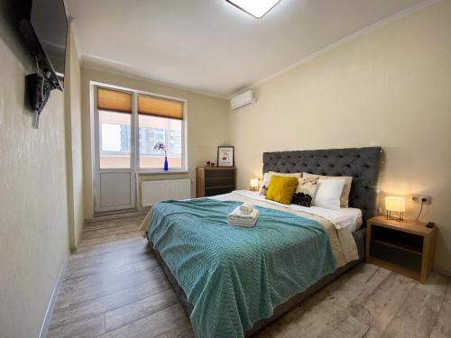 Ένα ή περισσότερα κρεβάτια σε δωμάτιο στο Стильна і затишна, нова 1к кв ЖК Лісовий квартал