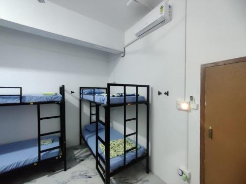Postel nebo postele na pokoji v ubytování NestIQ Hostel