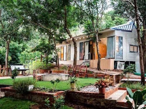 een klein huis met een tuin sidx sidx sidx bij Hill Top Haven Homestay in Phan Thiet