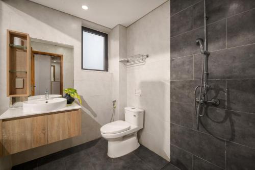 une salle de bain avec toilettes, lavabo et douche dans l'établissement Happy House Hotel & Apartment, à Đà Nẵng