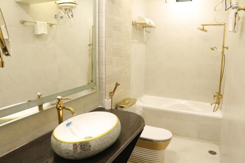 Koupelna v ubytování Grand Tulsi