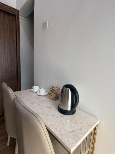 Příslušenství pro přípravu čaje a kávy v ubytování Tilal Al-Qattara