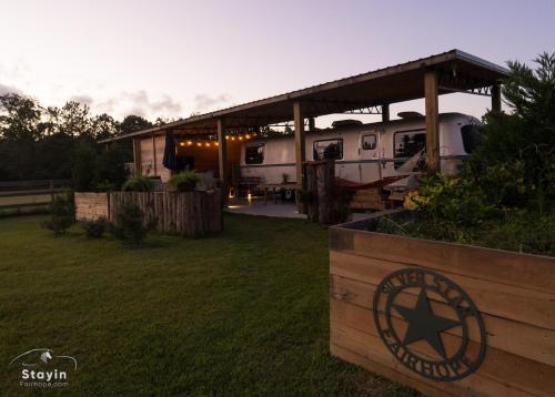 Το κτήριο όπου στεγάζεται  η παραθεριστική κατοικία