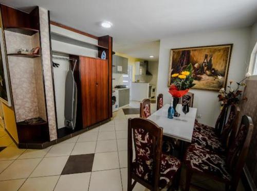 a living room with a table and a kitchen at Hotels Widok Rynek Centrum-fvat in Kielce