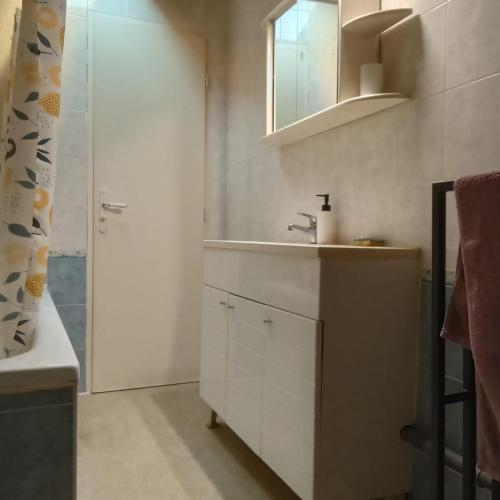 a white bathroom with a sink and a shower at Maison 2 faces Argeles Centre Ville WATCHTOWER in Argelès-sur-Mer