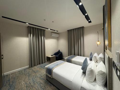 Habitación de hotel con 2 camas y almohadas en Niyama Hotel, en Umm Lajj