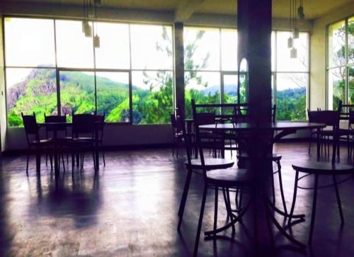 Restoran atau tempat lain untuk makan di Robarosiya Ella