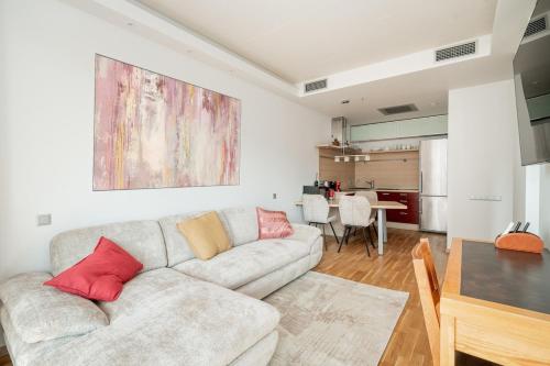 salon z kanapą i stołem w obiekcie Studio in central Vilnius w Wilnie