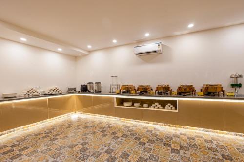 een kamer met een keuken met een aanrecht en een fornuis bij Limewood Signature - Golf Course Road in Gurgaon