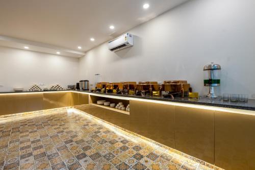 een keuken met een aanrecht in een kamer bij Limewood Signature - Golf Course Road in Gurgaon