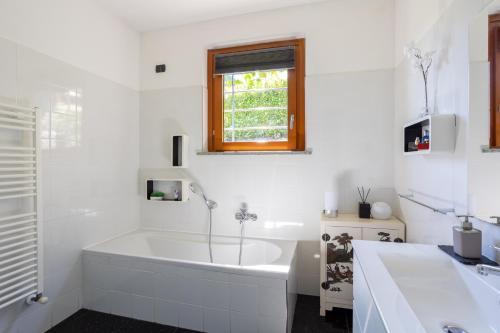 Ένα μπάνιο στο Relaxing Oasis Villa with Private Pool & View