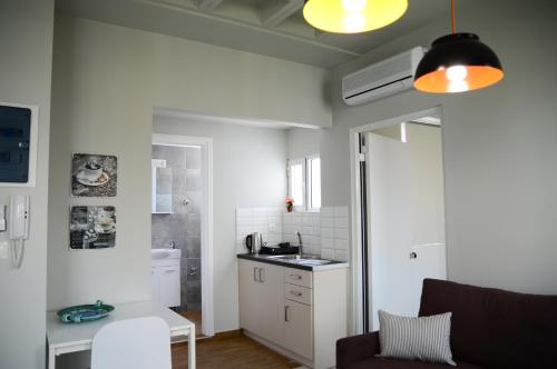 ein Wohnzimmer mit Couch und Küche in der Unterkunft A&I Apartments & Studios in Athen