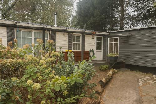 een klein huis met een tuin ervoor bij chalet in Putten