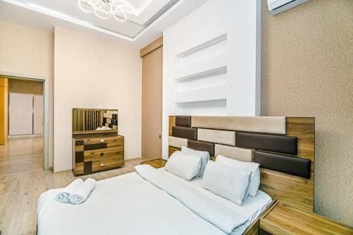 sypialnia z dwoma łóżkami w pokoju w obiekcie MOXY Home w mieście Baku