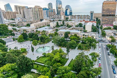Nespecifikovaný výhled na destinaci Baku nebo výhled na město při pohledu z apartmánu