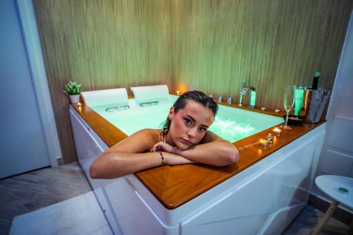 een vrouw zit in een bad bij Daria’s home apartament in Palermo