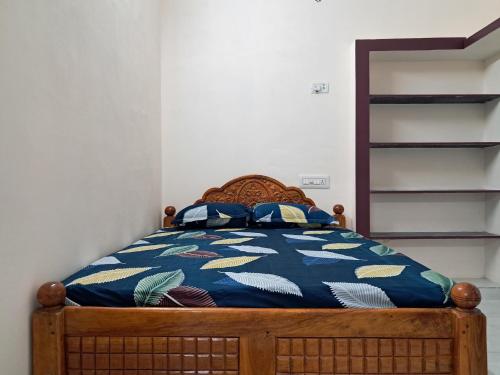 Postel nebo postele na pokoji v ubytování ASL BHAVAN Kanyakumari