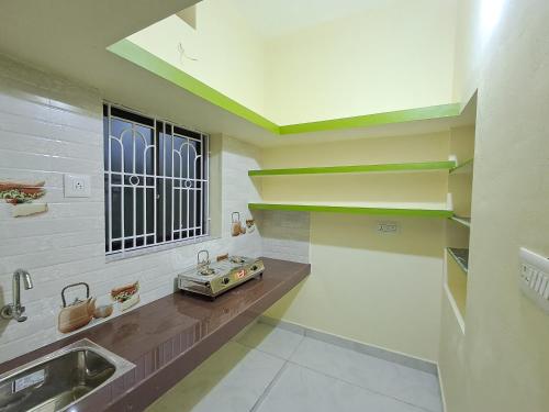 Kuchyň nebo kuchyňský kout v ubytování ASL BHAVAN Kanyakumari