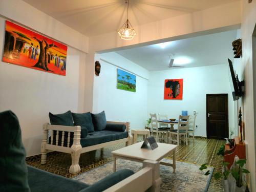 una sala de estar con un sofá y una mesa en SeaRenityHomesWatamu, en Watamu