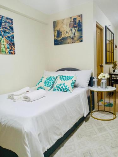 Ένα ή περισσότερα κρεβάτια σε δωμάτιο στο Oceanfront Condo in Dumaguete City - Perfect Getaway