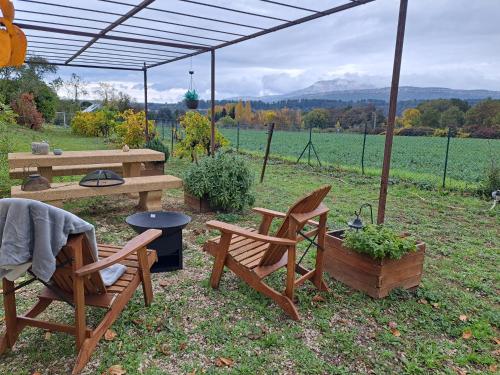 Afbeelding uit fotogalerij van Roulotte en bois in Fuveau