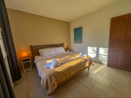 een slaapkamer met een groot bed en een raam bij Charming house in Oppede - Swimming Pool & Tranquility in Oppède