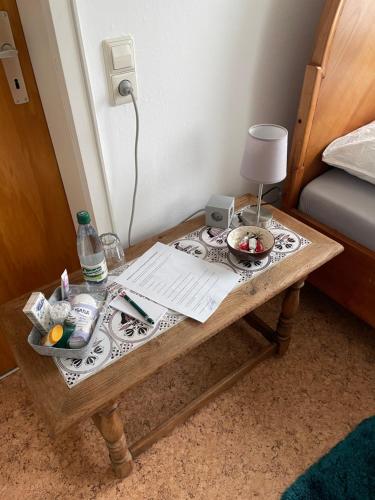 een salontafel met een lamp en een schaal fruit erop bij Room!Moor in Schwarzenbach an der Saale