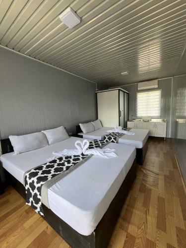 twee grote bedden in een kamer met bij Mia's Place in El Nido