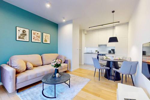 Bonbon Apartment with Balcony Kolska