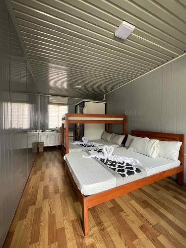 een slaapkamer met een groot bed in een kamer bij Mia's Place in El Nido