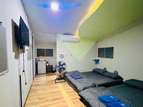 TV a/nebo společenská místnost v ubytování ทุ่งเศรษฐีโฮมสเตย์แอนด์คาเฟ่