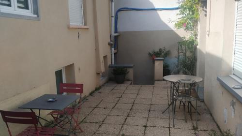 ヴェニシューにあるColombineのパティオ(テーブル、椅子、テーブル付)