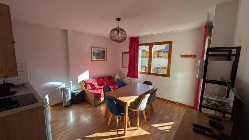 Kuchyň nebo kuchyňský kout v ubytování Appartement 3 pieces 6 personnes, 2 chambres, avec piscine l'été et au pied des pistes l'hiver