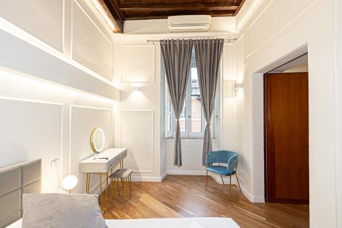 une chambre avec un lit, un bureau et une table dans l'établissement Alessio Luxury House Roma Fontana di Trevi, à Rome