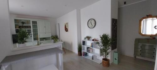 ヴィテルボにあるAlloggio turistico CASA VERDE CASAのリビングルーム(暖炉、壁掛け時計付)