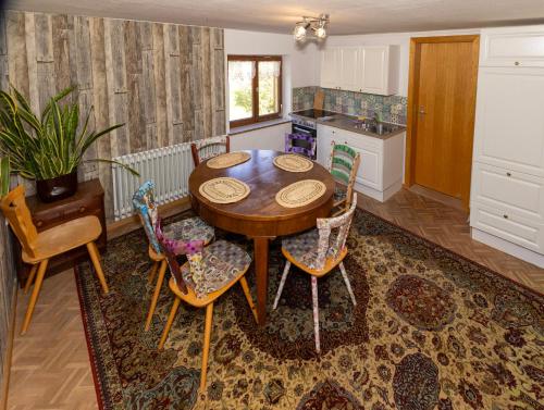 Una cocina con mesa de comedor y sillas. en Goldiger Hirsch B&B mit Kochmöglichkeiten, en Immenstadt im Allgäu